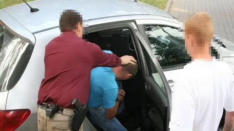 Podawali się za policjantów Ukradli telefony i pieniądze