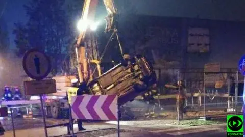 Samochód wpadł do dziury, kierowca uciekł