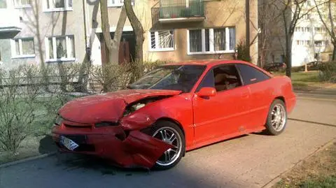 Rozbił dwa auta i uciekł