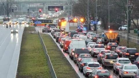 Prace na Powsińskiej, kierowcy w korku 