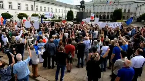 Manifestacja w obronie sądów przed Pałacem Prezydenckim