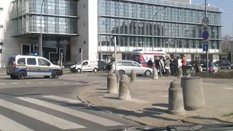 Kobieta potrącona na pasach. "Przechodziła na zielonym świetle"