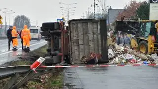 Z kontenera ciężarówki wysypały się śmieci