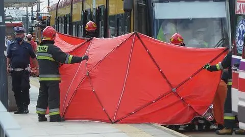 Tramwaj potrącił pieszego. "Przebiegał w miejscu niedozwolonym, jest w stanie ciężkim"