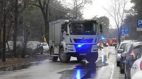 Akcja służb przed komendą policji. "Podejrzenie podłożenia ładunku wybuchowego w aucie" 