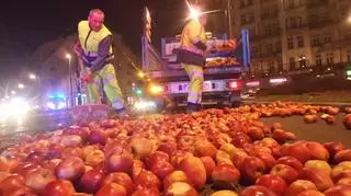 Jabłka rozsypane na placu Unii Lubelskiej 