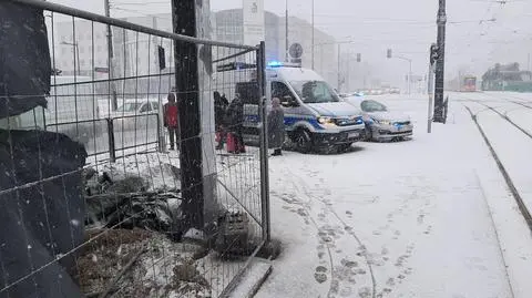 Wiatr porwał przęsło przy budowie stacji metra. Jeden z pracowników został ranny