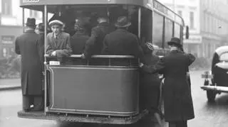 Tylna część autobusu z odkrytą platformą (rok 1937)