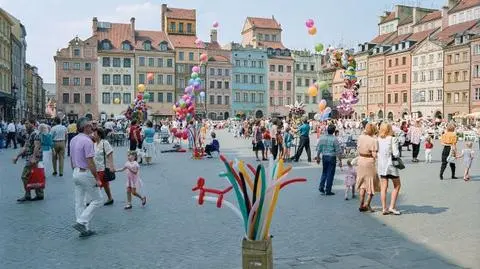 "Przestrzenią miasta zawładnęły kolorowe reklamy". Lata 90. wracają w Muzeum Warszawy