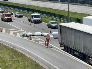 Z ciężarówki spadła blacha i zablokowała przejazd na A2