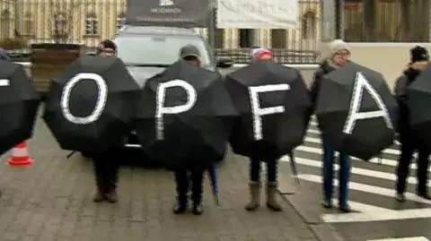 Protest przed ratuszem. "Potworny lęk przed nacjonalizmem"