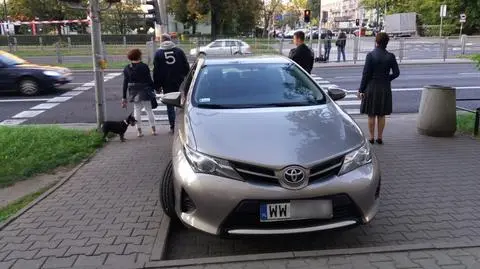 Samochód wśród pieszych. Mistrz stanął na przejściu