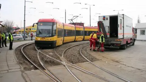 PESA wypadła z szyn i zablokowała pętlę