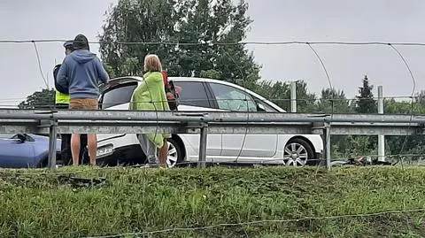 Cztery kolizje na S8, siedem rozbitych aut. Z powodu głębokiej kałuży