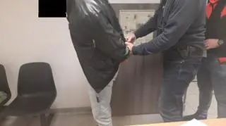 Policjant z zatrzymanym mężczyzną 