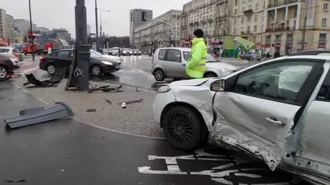 Renault potrącił rowerzystę po zderzeniu z peugeotem