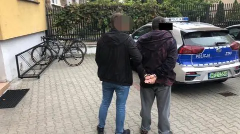 Włamywał się do aut i kradł to, co w nich znalazł. Policji powiedział, że "wielokrotnie tak działał" 