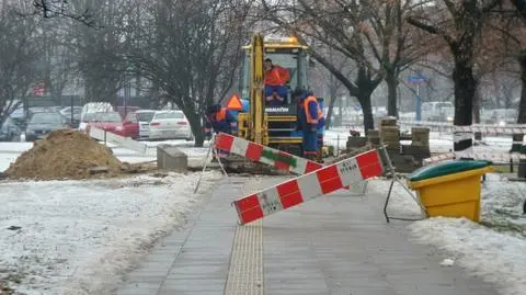 Awaria na Targówku. "Na jezdni woda i błoto"