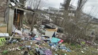 Śmieci zalegają przy Dworcu Wschodnim