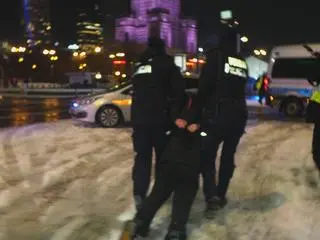 Policja zatrzymuje protestujących