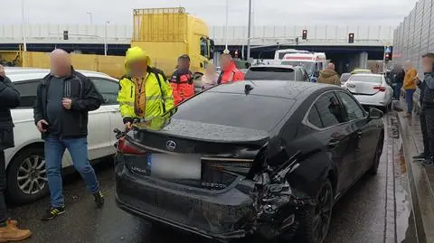 Prowadzą śledztwo w sprawie wyłudzeń elektroniki. Podejrzany podczas próby ucieczki uszkodził kilka aut