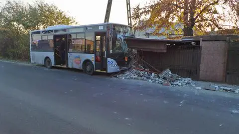 Autobus uderzył w murowane ogrodzenie 