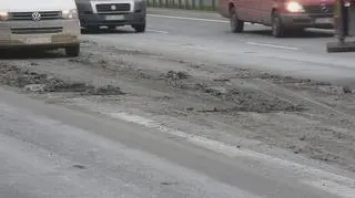 Na jezdnię wylał się beton