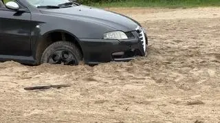 Alfa romeo utknęła na plaży 