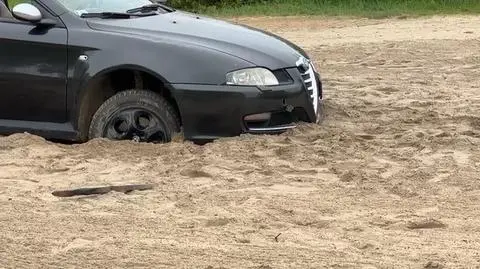 Wjechał samochodem, utknął na plaży