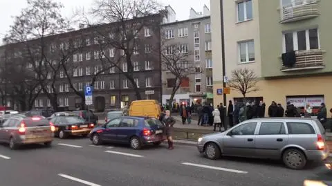 Po pączki w długiej kolejce. "Parkują na buspasie"