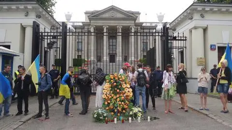 Protest przed ambasadą Rosji. "Pieśni, kwiaty, znicze"