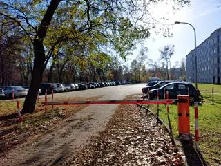 Parking należący do Wojskowej Akademii Technicznej