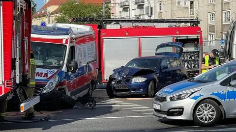 Karetka jechała do pacjenta. Na skrzyżowaniu doszło do zderzenia