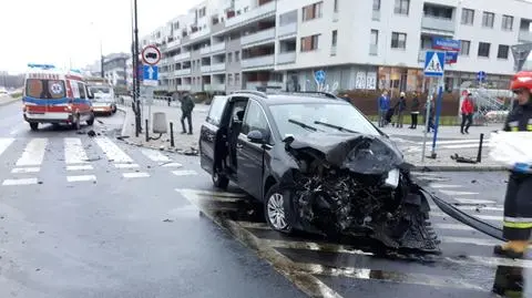 Zmiażdżony przód samochodu, kierująca w szpitalu