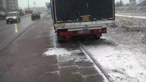 Ignorują zakaz i parkują na chodniku