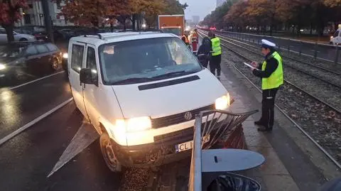 Volkswagen wjechał w przystanek. Ranna kobieta