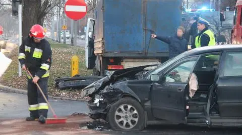 Poranne zderzenie volvo z samochodem dostawczym