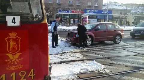 Dodge uderzył w tramwaj. Zatrzymał ruch