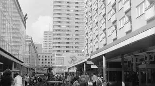 Klomby w Pasażu Śródmiejskim, z lewej saturator, dalej kino Relax i punktowce Ściany Wschodniej (1974r.)