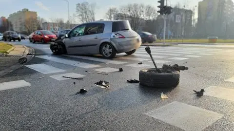 Kolizja na Okopowej. Uszkodzone samochody, jeden stracił koło