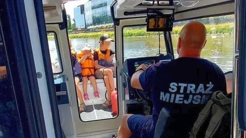 Silnik nagle zgasł, a nurt zaczął znosić łódź z trójką dzieci i ich ojcem na piaszczystą łachę