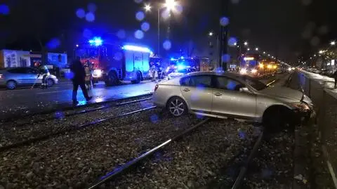 Wypadł z jezdni na przystanek, zniszczył barierki, zablokował torowisko