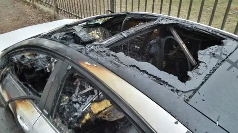 Spalone auto na Bródnie. "Między blokiem a szkołą"