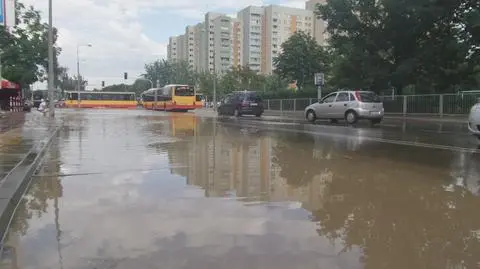 Poważna awaria na Targówku.  "Skrzyżowanie zamieniło się w jezioro"
