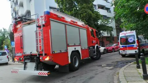 Pożar na klatce schodowej. "Pomocy wymagały trzy osoby, nawdychały się dymu"