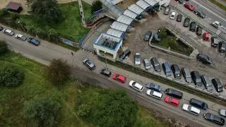 Sznur aut w kolejce do punktu badań drive-thru