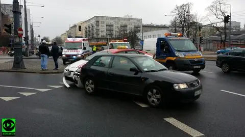 Zderzenie dwóch aut i taksówki. Trzy osoby do szpitala