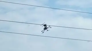 Dron zawisł na linii