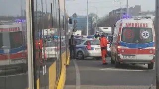 Samochód zakleszczył się pomiędzy tramwajami