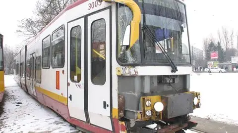 Tramwaj zderzył się z autobusem i wypadł z szyn